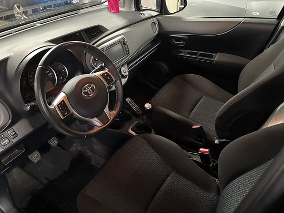 Toyota Yaris 2 of 5