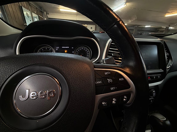 Jeep Cherokee 13 of 17