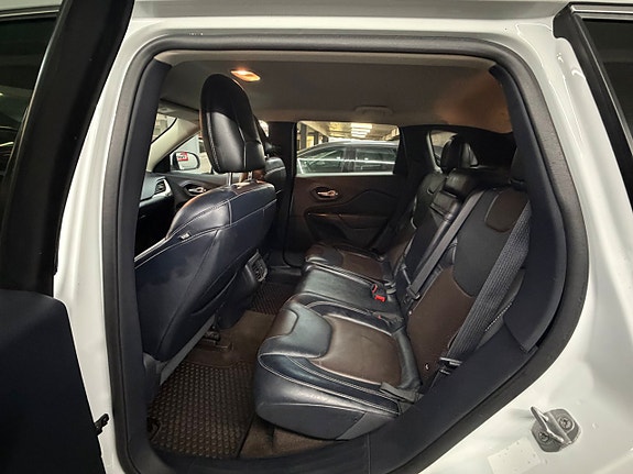 Jeep Cherokee 9 of 17