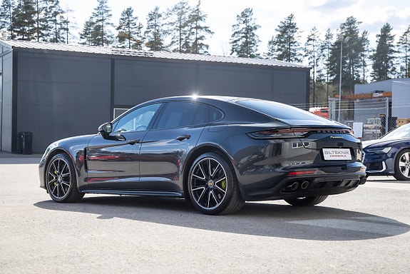 Porsche Panamera 4 3 of 5