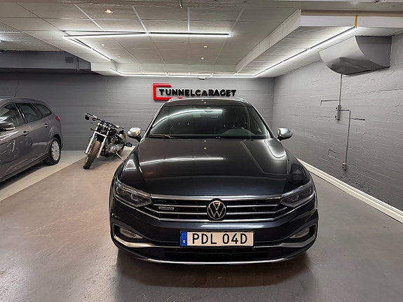 Volkswagen Passat Alltrack 2 of 5