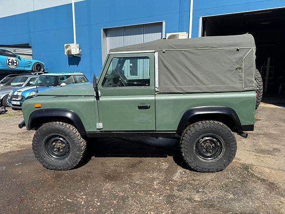 Land Rover Defender 90 2 of 5