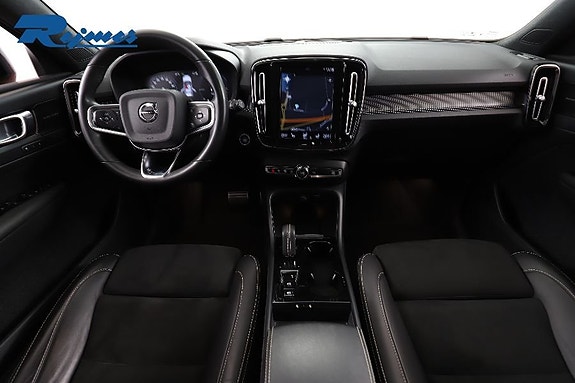 Volvo XC40 2 of 30