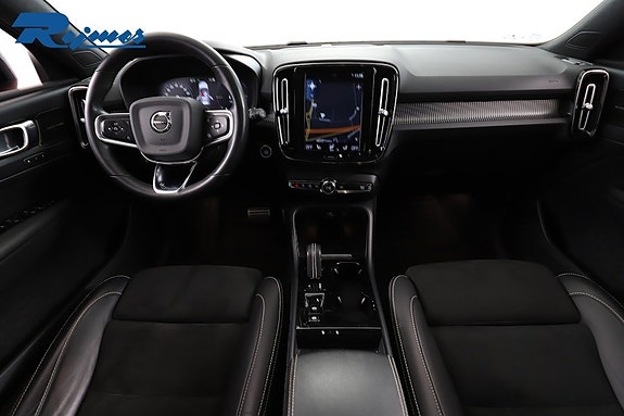 Volvo XC40 2 of 5
