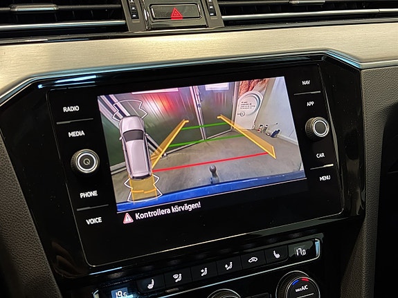 Volkswagen Passat 19 of 27