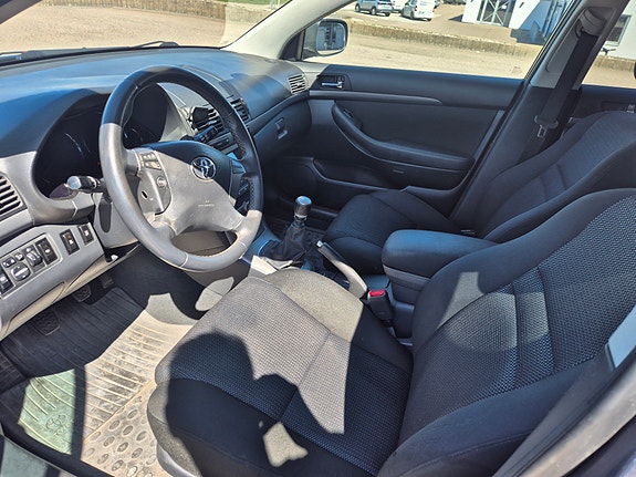 Toyota Avensis 3 of 4