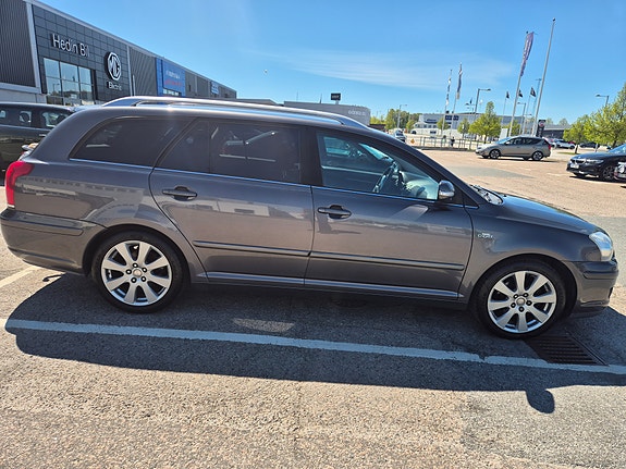 Toyota Avensis 4 of 4