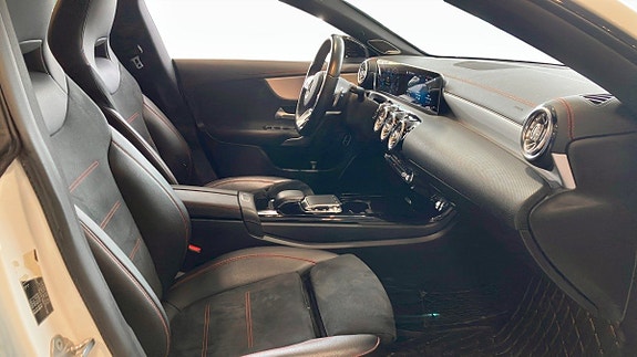 Mercedes-Benz CLA220 3 of 5