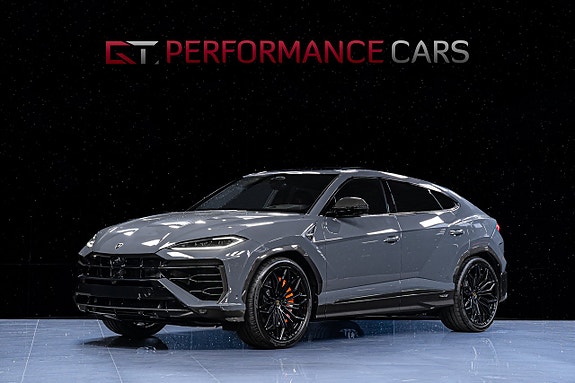 Lamborghini Urus 3 of 5