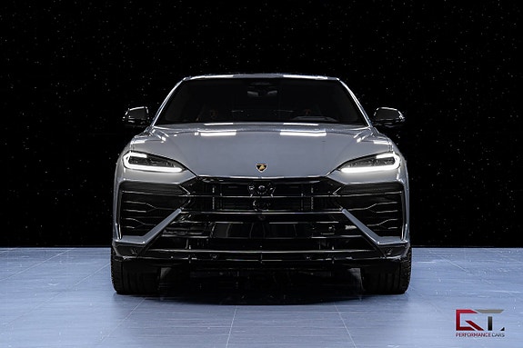 Lamborghini Urus 4 of 5