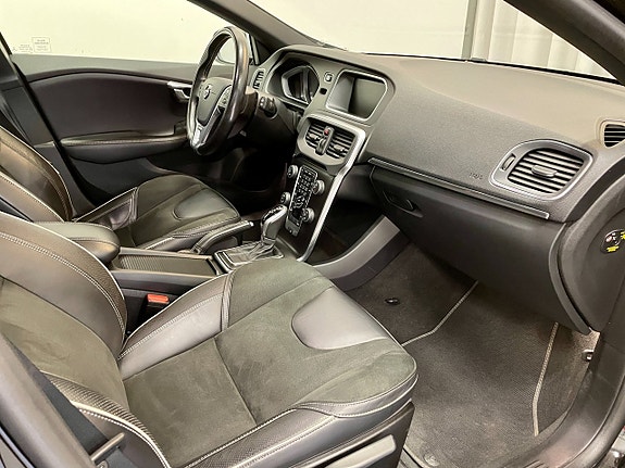 Volvo V40 14 of 23