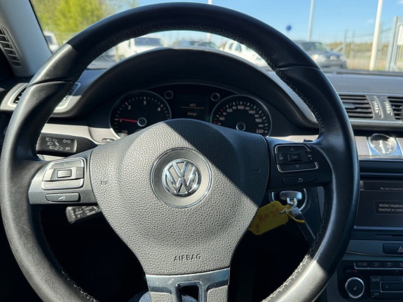 Volkswagen Passat 16 of 21