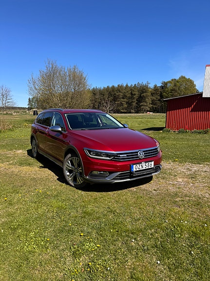 Volkswagen Passat Alltrack 2 of 3