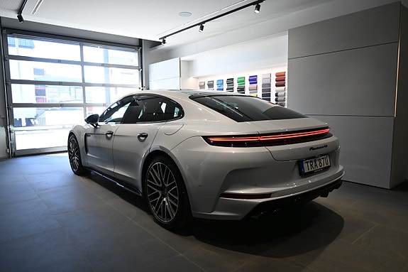 Porsche Panamera 4S 3 of 5
