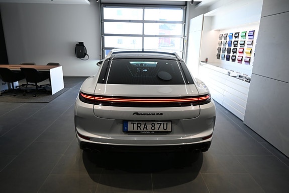 Porsche Panamera 4S 4 of 5