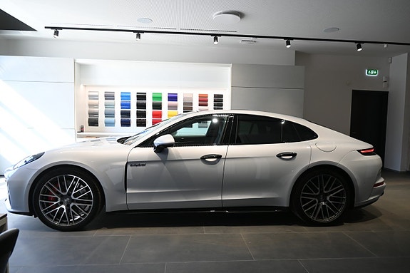 Porsche Panamera 4S 2 of 5