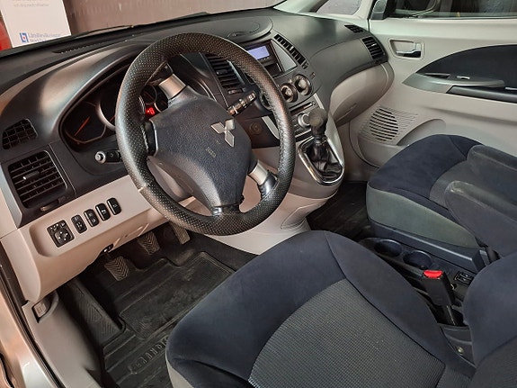 Mitsubishi Grandis 3 of 5