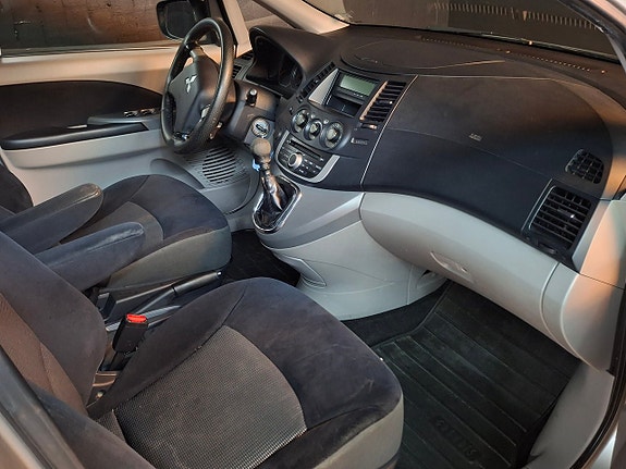 Mitsubishi Grandis 8 of 9