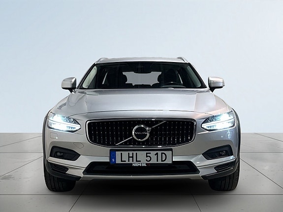 Volvo V90 Cross Country 2 of 5