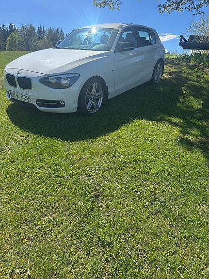 BMW 120d 2 of 5