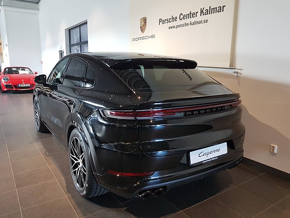 Porsche Cayenne 4 of 5