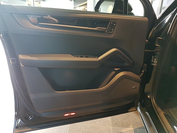 Porsche Cayenne 7 of 11