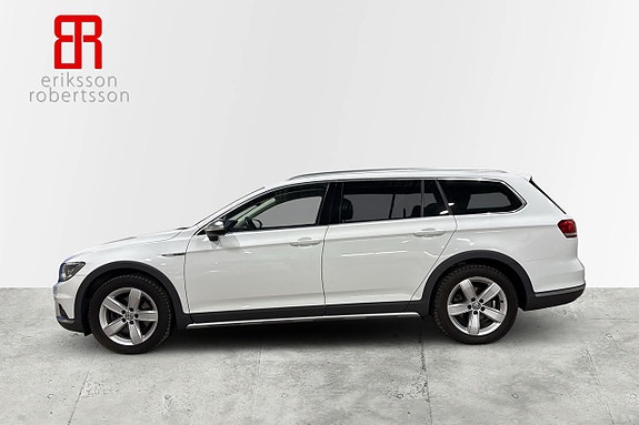 Volkswagen Passat Alltrack 2 of 5