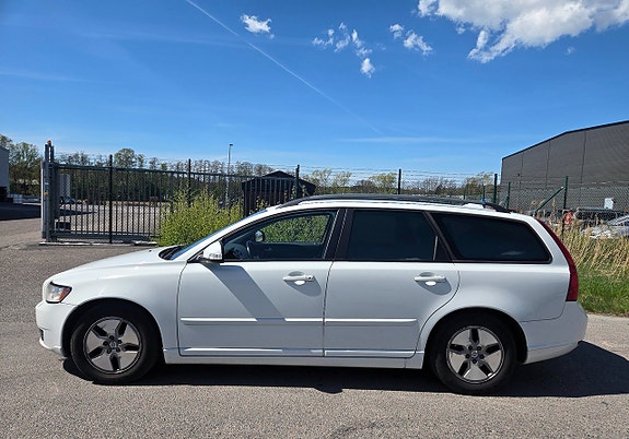 Volvo V50 2 of 5