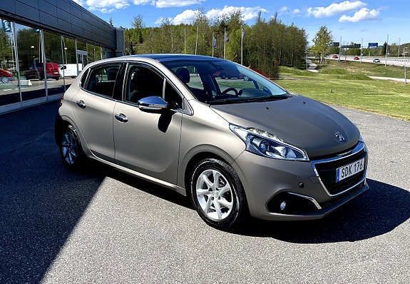 Peugeot 208 2 of 5