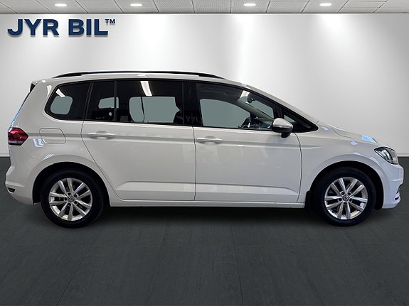 Volkswagen Touran 2 of 5
