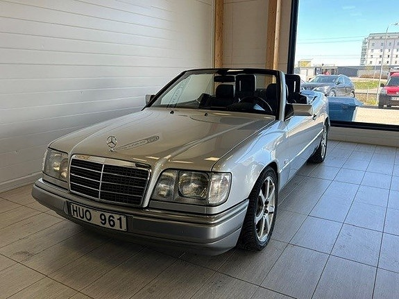 Mercedes-Benz E200 2 of 5