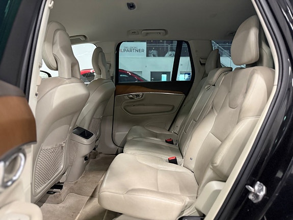 Volvo XC90 11 of 25