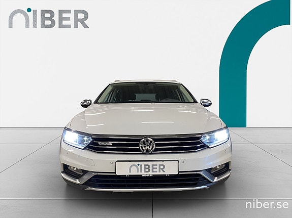 Volkswagen Passat Alltrack 2 of 5