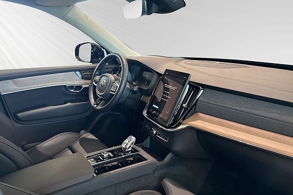 Volvo XC90 10 of 30