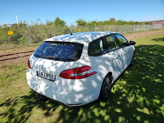 Peugeot 308 SW 2 of 6