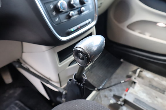 Dodge Grand Caravan 16 of 19