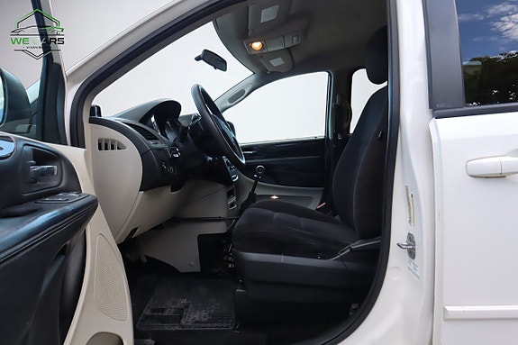 Dodge Grand Caravan 14 of 19