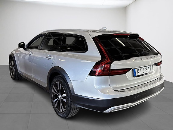 Volvo V90 Cross Country 3 of 5