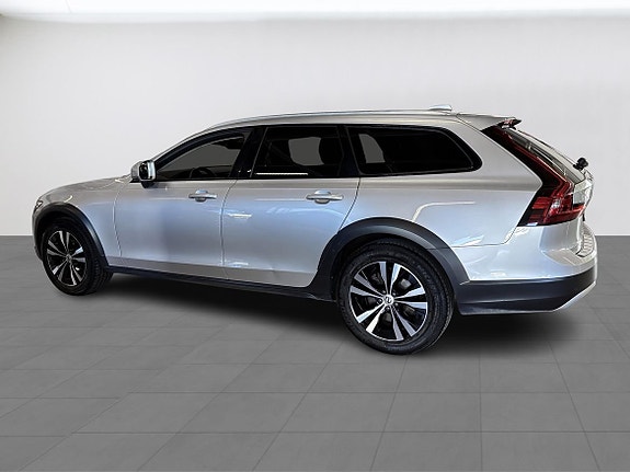 Volvo V90 Cross Country 2 of 5