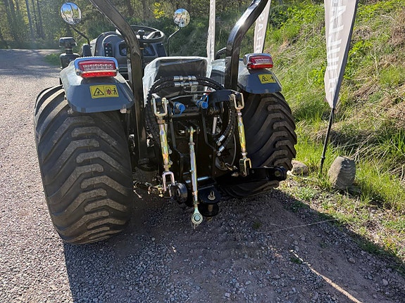 Kompakt traktor med 4WD 50 hk 2 of 8