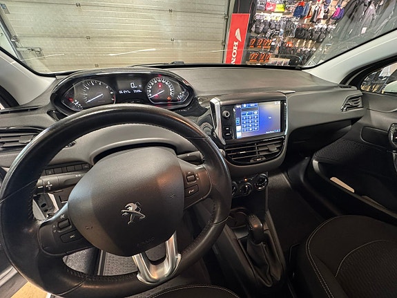 Peugeot 208 7 of 8