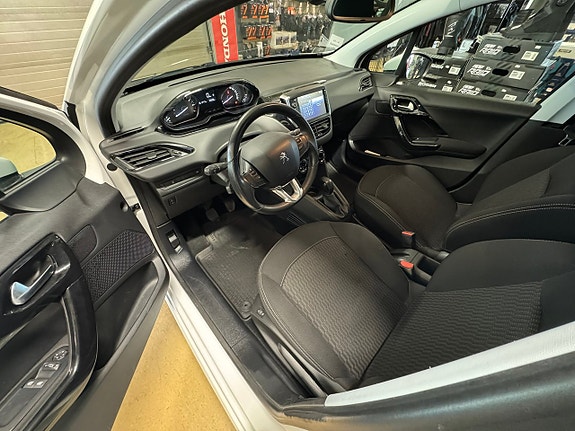 Peugeot 208 4 of 5