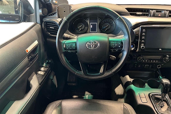 Toyota HiLux 16 of 26