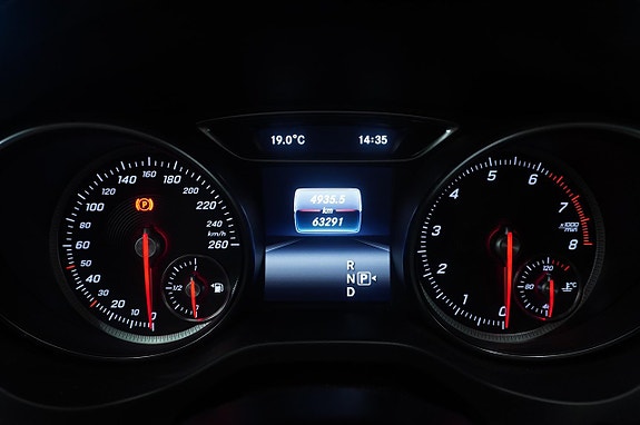 Mercedes-Benz CLA180 10 of 17
