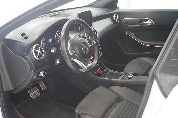 Mercedes-Benz CLA180 2 of 5