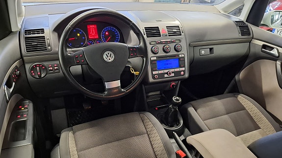 Volkswagen CrossTouran 2 of 5