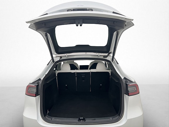 Tesla Model Y 10 of 30