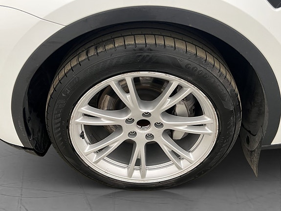 Tesla Model Y 28 of 30