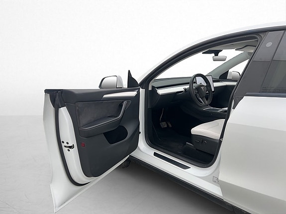 Tesla Model Y 14 of 30