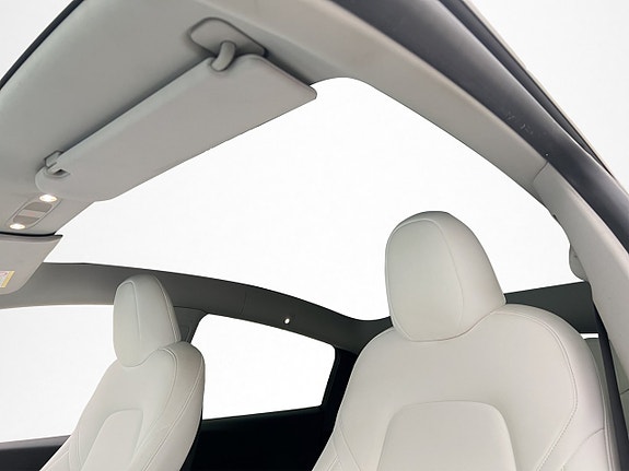 Tesla Model Y 16 of 30